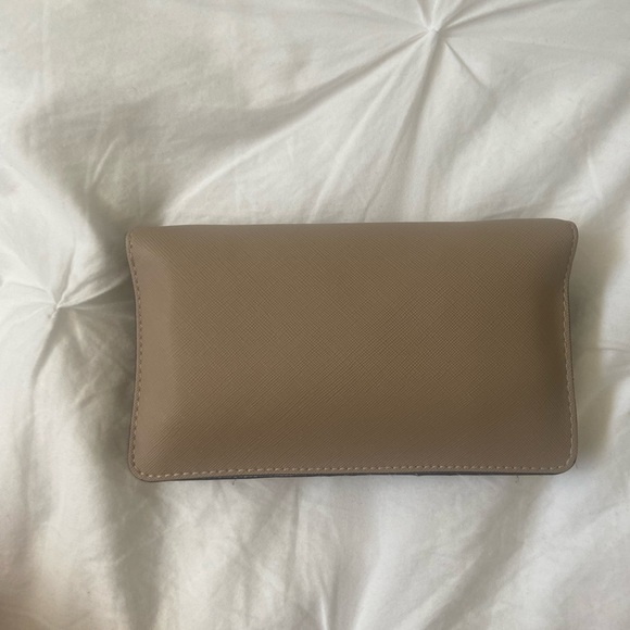 BNWOT callitspring beige and gold bow clutch/wallet - Picture 2 of 7